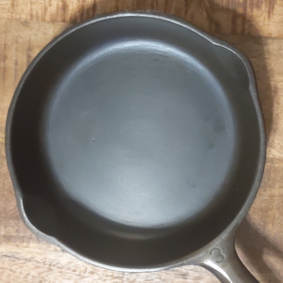 Vintage Unmarked Wagner Cast Iron Skillet, #3 - Picture 2 of 12